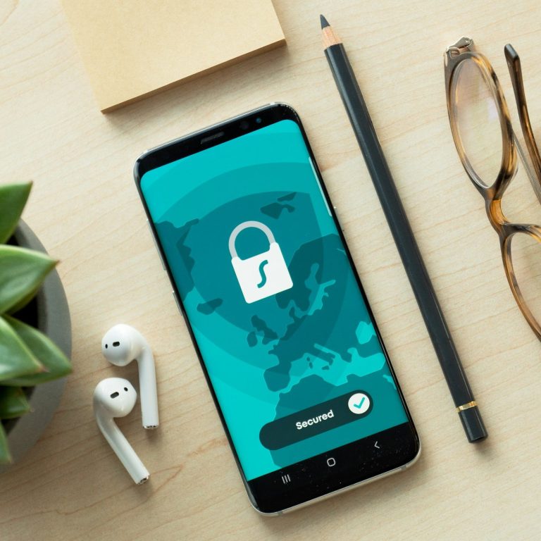 Smartphone auf einem Tisch
